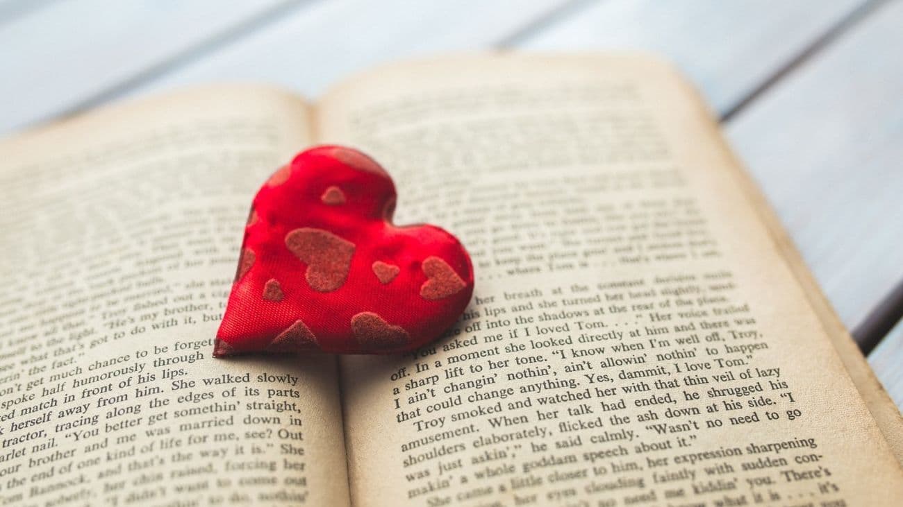 Los mejores libros para regalar en San Valentín: un regalo que cautiva el corazón y la mente